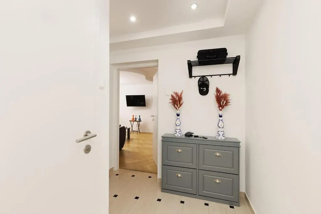 Exclusive 2-Bedroom Loft With Scenic Rooftop Views Vienna Apartment