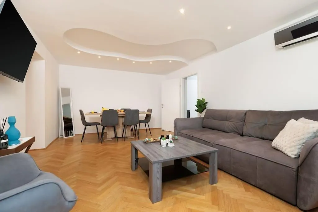 Exclusive 2-Bedroom Loft With Scenic Rooftop Views location